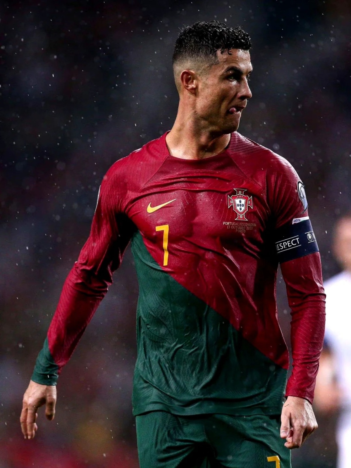 国际足球赛场精彩不断，球员们尽展风采，势不可挡