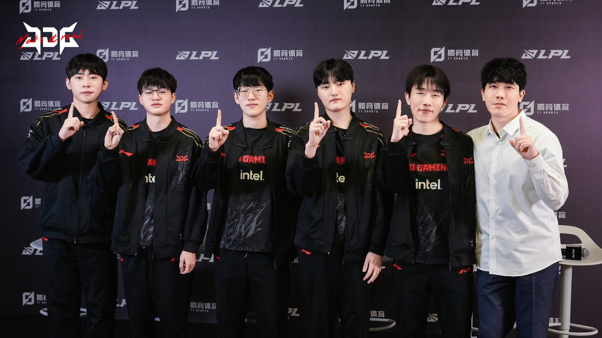 JDG险胜FLY，Faker开启传奇时刻激烈交锋入围赛，点燃全场激情