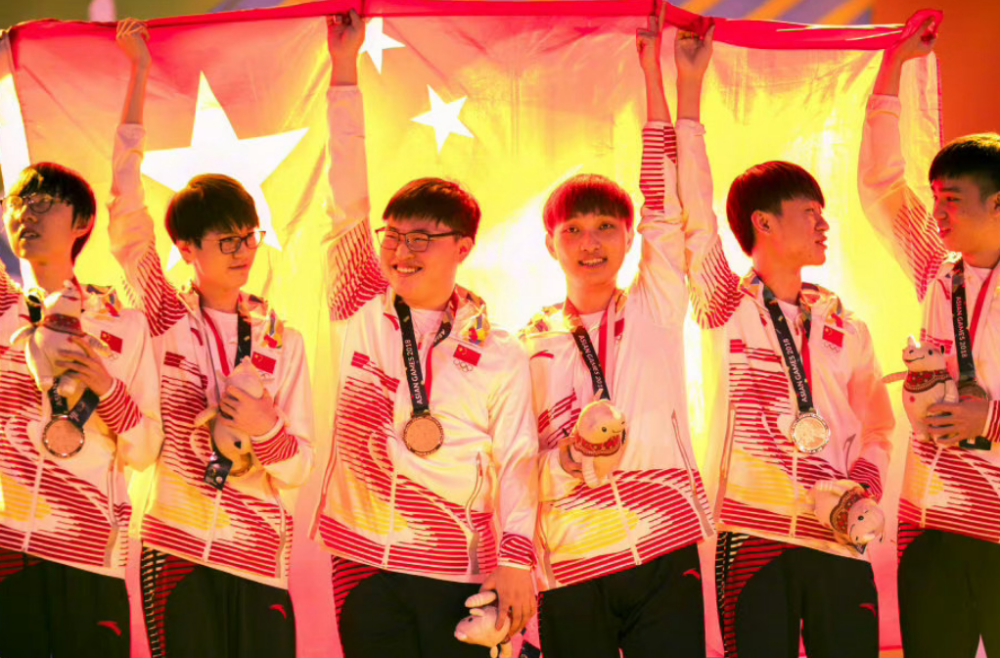 JDG险胜FLY，Faker开启传奇时刻激烈交锋入围赛，点燃全场激情